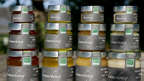 Kramerhonig-Gläser mit den gestalteten Etiketten in verschiedenen Sorten und Größen